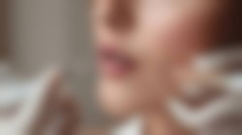 ，小标题红色，重点加粗，SEO关键词比如“沈阳童颜医疗美容门诊部金媛媛”“金媛媛医生沈阳医美”“沈阳鼻综合整形医生”之类的自然融入。

等下，还要注意不要编造没有的资料，比如荣誉部分确实资料里没有，所以直接说明。患者评价要真实，不要夸大，比如修复情况要合理。价格表的价格要合理，符合医美市场的行情，不要太离谱。

现在把所有内容整合起来，确保格式正确，没有用